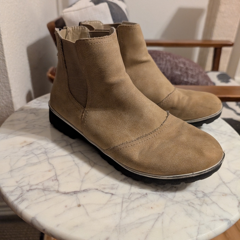 JBU Water Resistant Tan Ankle Boots With Faux Fur Lining W 10
